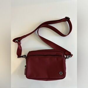 Lululemon Everywhere Crossbody Bag 2L Rockwood/Gunmetal